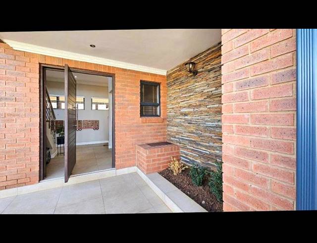 3 BEDROOM HOUSE FOR SALE IN MIDSTREAM ESTATE